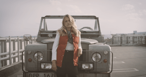 Röd rocky mountain fetherbed väst, cool tjej med jeep